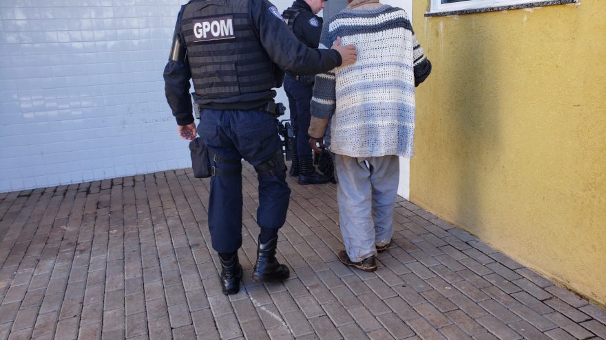 Fiscalização rotineira leva à detenção de homem com mandado de prisão em aberto em Cascavel
