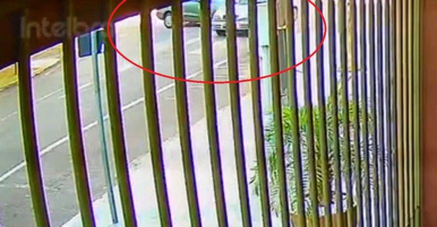 Câmera flagra colisão entre carros no Centro