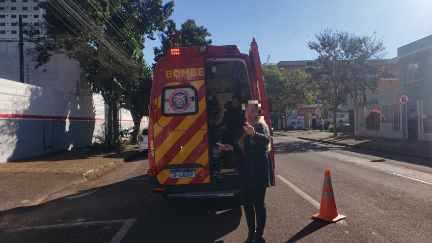 Adolescente fica ferido e HB20 invade terreno de obra após acidente na Rua Paraná