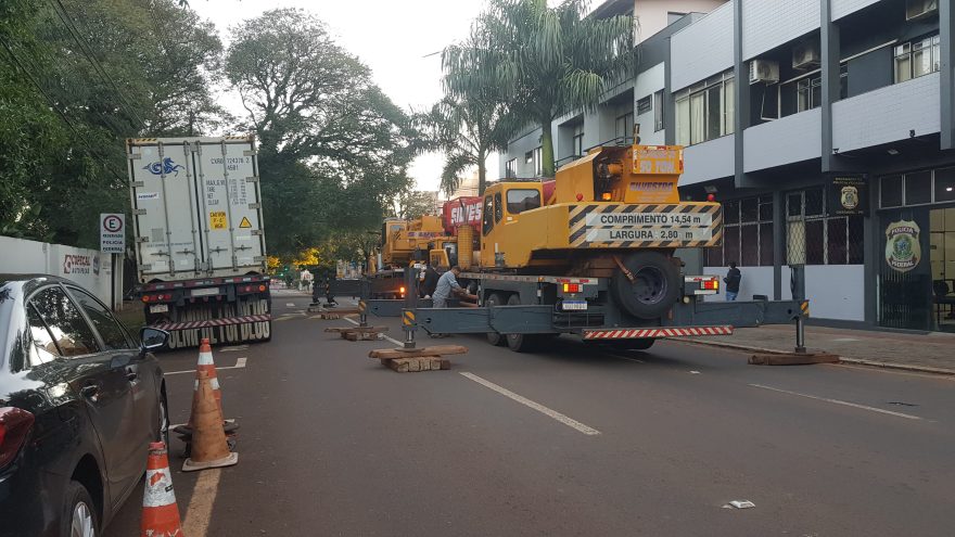 Transbordo de container carregado com drogas interdita Rua Paraná