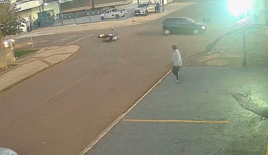 Câmera de monitoramento flagra acidente que deixou motociclista ferido no Bairro Cataratas