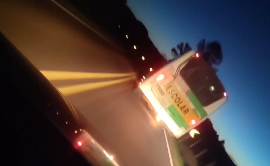 Impressionante: motorista flagra ônibus escolar pegando fogo na PR-180