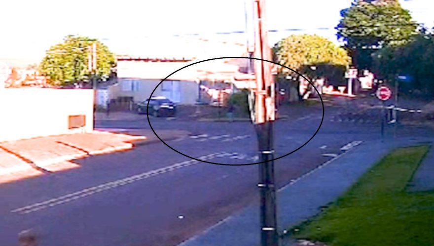 Câmera registra momento em que idoso é atingido por motocicleta no Universitário