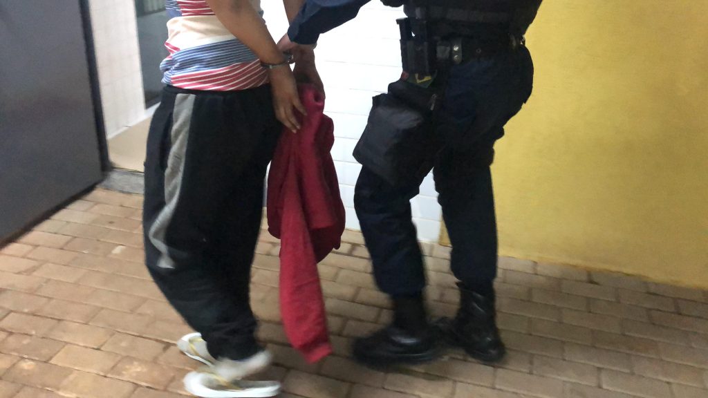 GPOM detém mulher acusada de causar dano a patrimônio particular