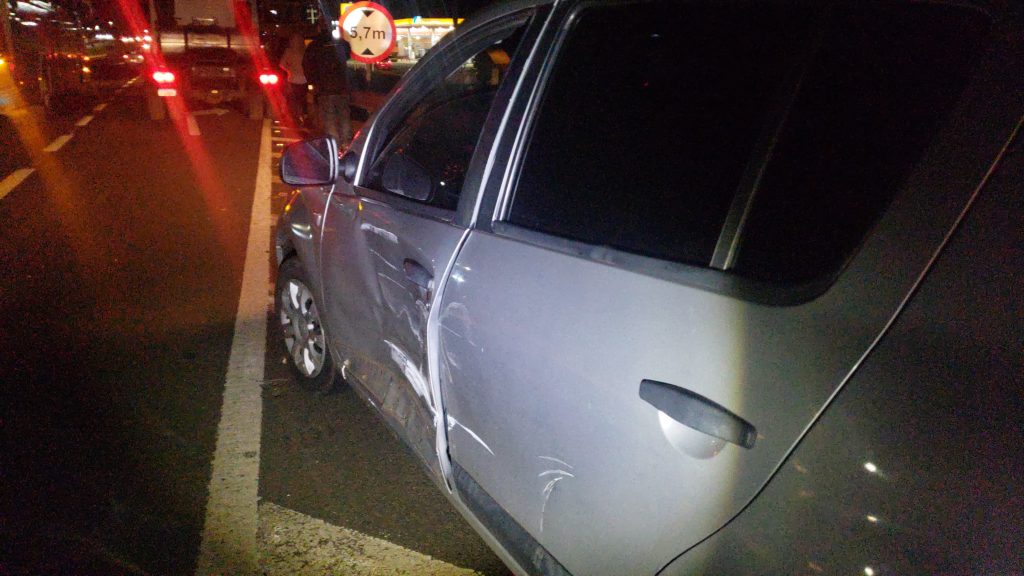 Sandero fica com a lateral destruída após colisão contra caminhão na BR-277, em Cascavel