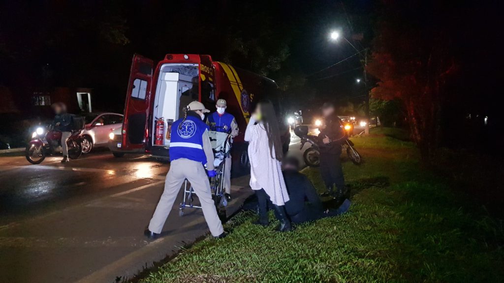 Motociclista sofre queda após derrapar em óleo na Rua Bom Jesus