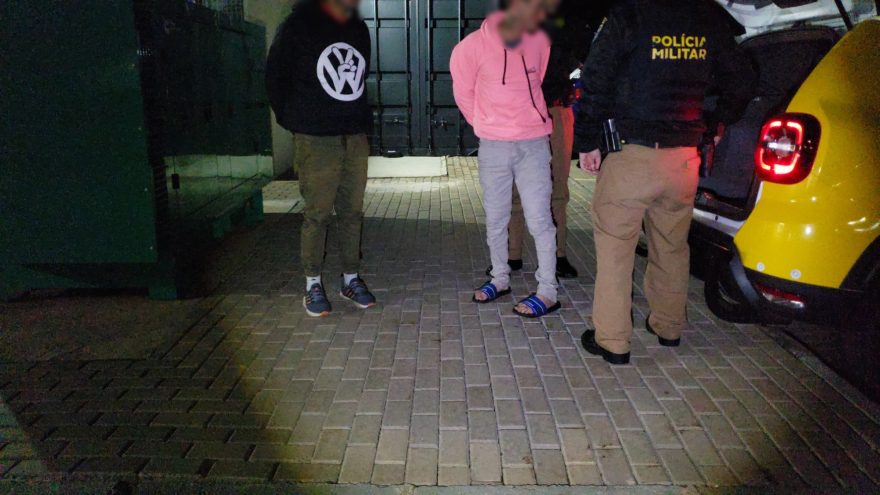Pistola 9 mm é apreendida com dois homens na Rua Europa