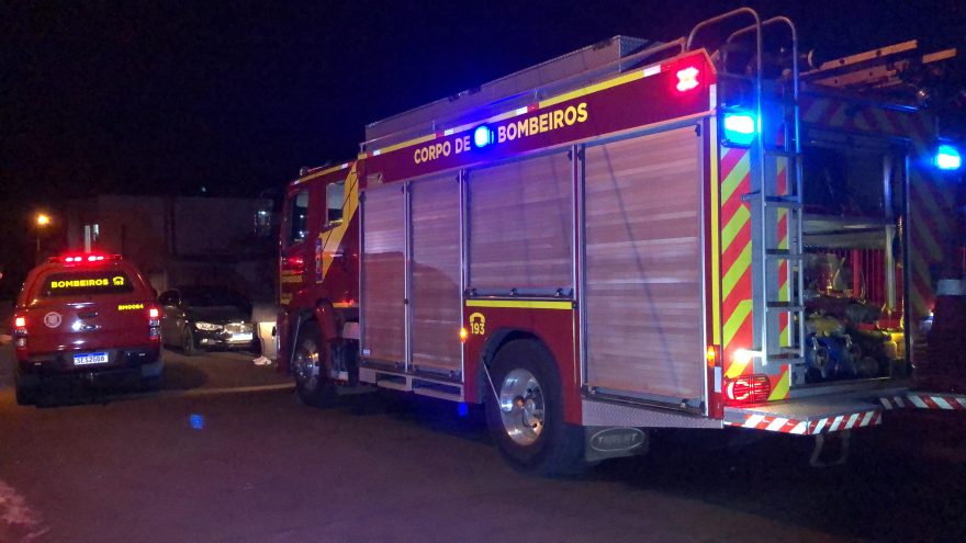 Corpo de Bombeiros é mobilizado para apagar incêndio em edificação no Bairro Brasília