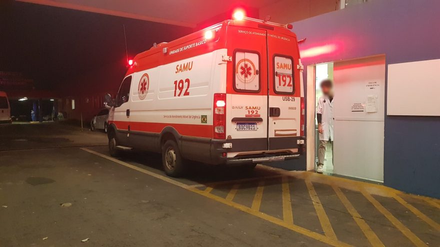 Paciente com AVC hemorrágico aguarda desde às 18h por vaga dentro da ambulância