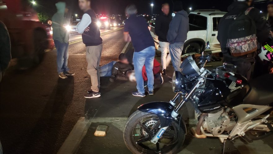 Motociclista fica ferido após colisão violenta com S10 no Trevo da Portal