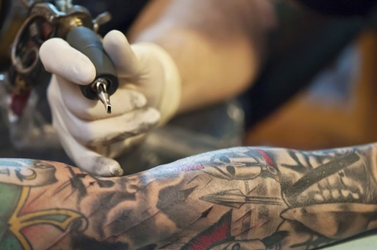 Tatuagem pode aumentar risco de câncer, mostra estudo