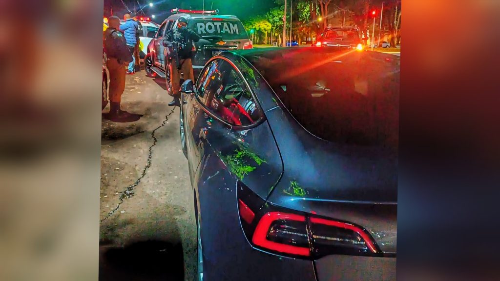 Deu ruim! condutora colide Tesla em viatura da Rotam e é detida por embriaguez