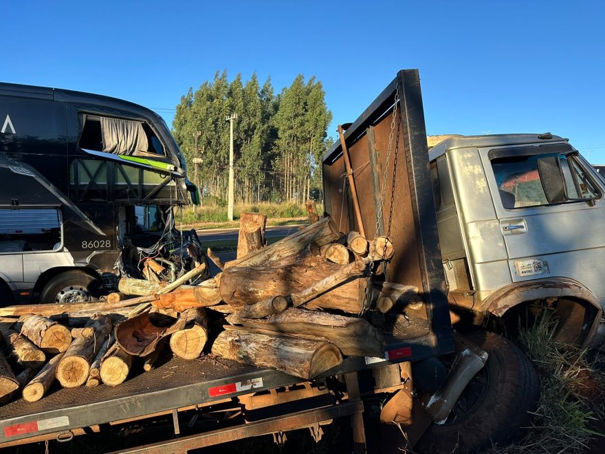 Grave acidente de trânsito entre ônibus e caminhão é registrado na BR-277