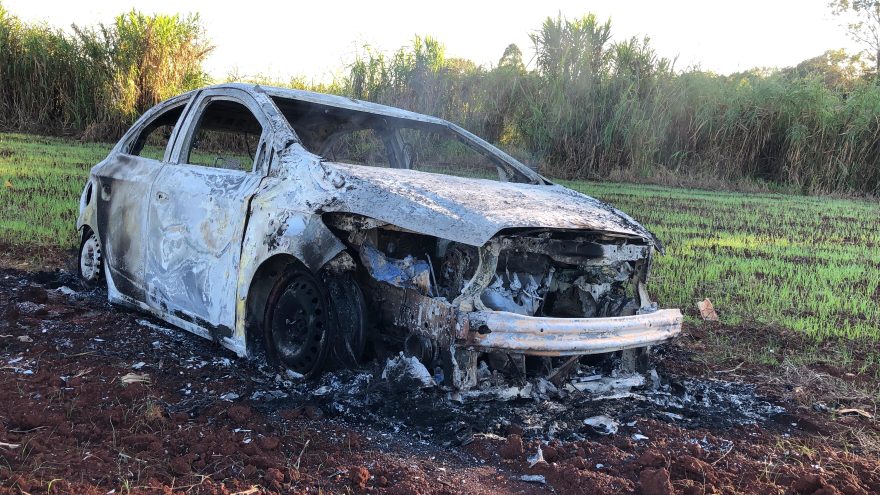 Veículo é encontrado queimado no Bairro Morumbi, em Cascavel