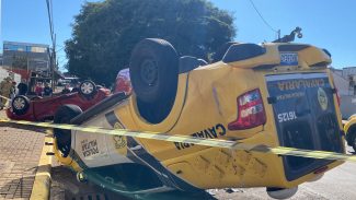 Viatura da PM e Sandero capotam após acidente no Centro de Cascavel