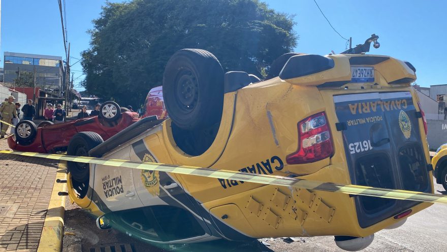 Viatura da PM e Sandero capotam após acidente no Centro de Cascavel