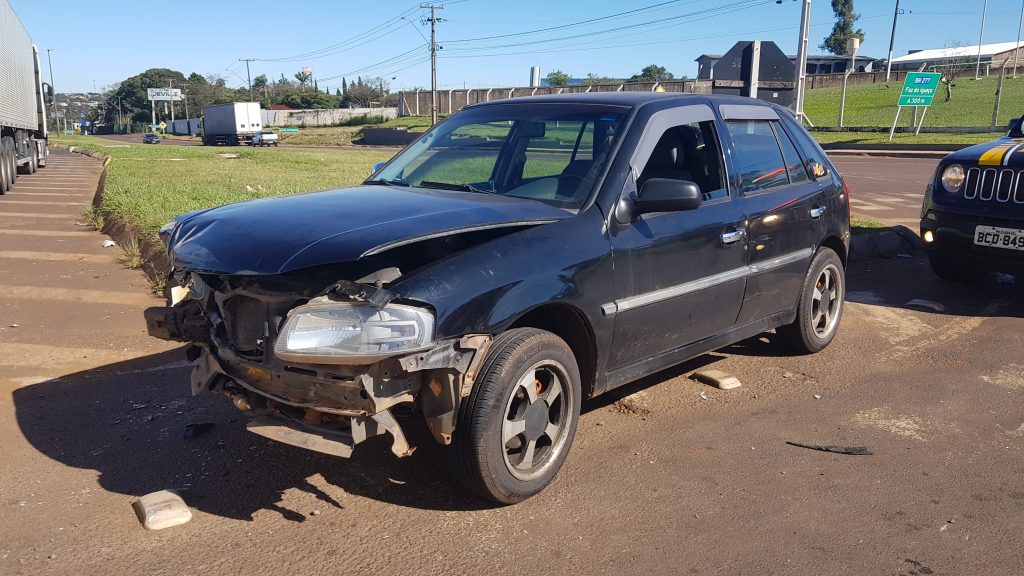 Acidente entre carro e caminhão é registrado no Trevo da Portal