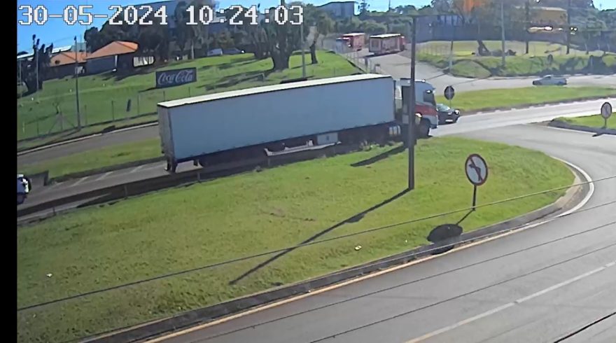 Vídeo mostra carro atravessando Trevo da Portal e sendo atingido por caminhão