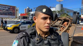 Conforme oficial da PM, viatura deslocava para atendimento à ocorrência quando capotou no Centro