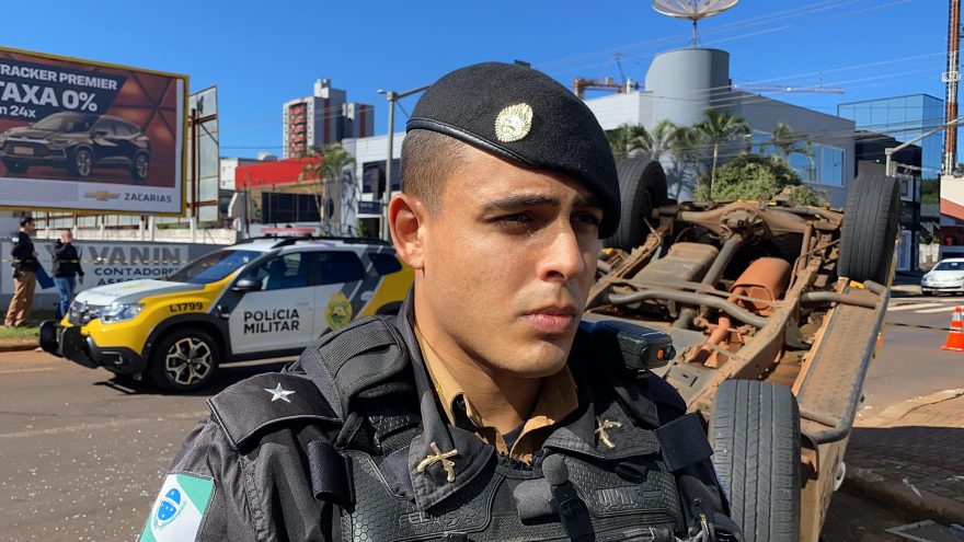 Conforme oficial da PM, viatura deslocava para atendimento à ocorrência quando capotou no Centro