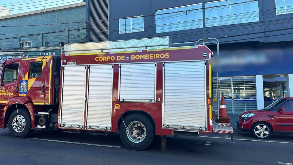 Corpo de Bombeiros é mobilizado para apagar incêndio em edificação na Avenida Brasil