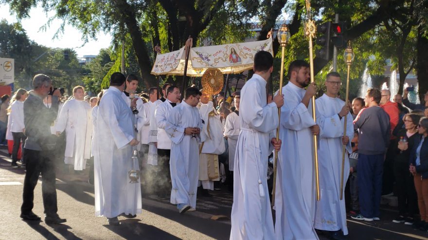 Procissão de Corpus Christi reúne milhares de fiéis em Cascavel