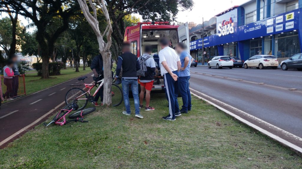 Homem fica ferido após acidente com bike em ciclovia na Avenida Brasil