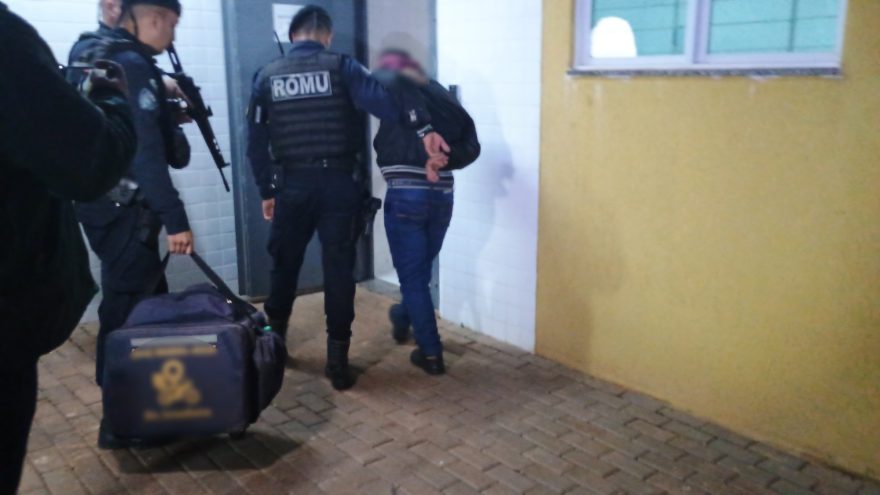 Homem é preso com nove papelotes de cocaína enquanto fazia entregas de moto no Floresta