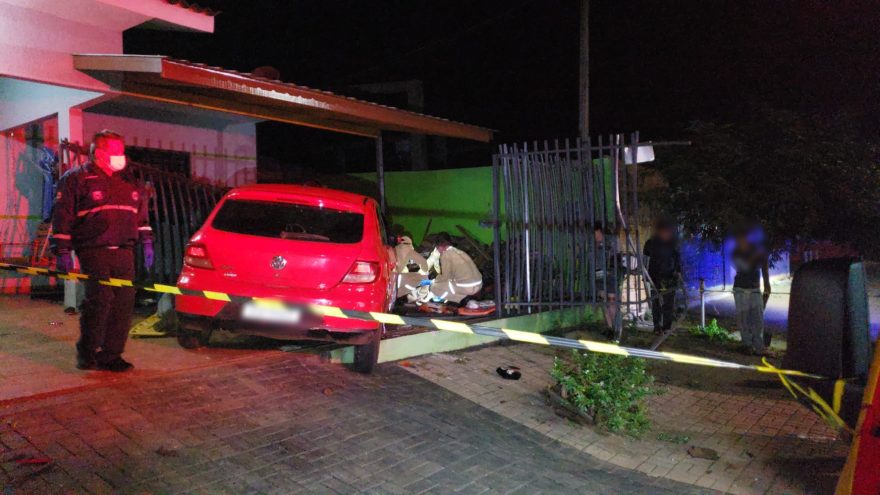 Motorista atropela, derruba muro e foge no Cascavel Velho