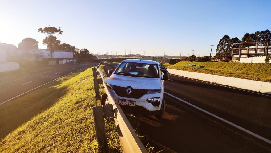 Kwid sai da pista e fica com a roda presa em Guard Rail na PRc-467