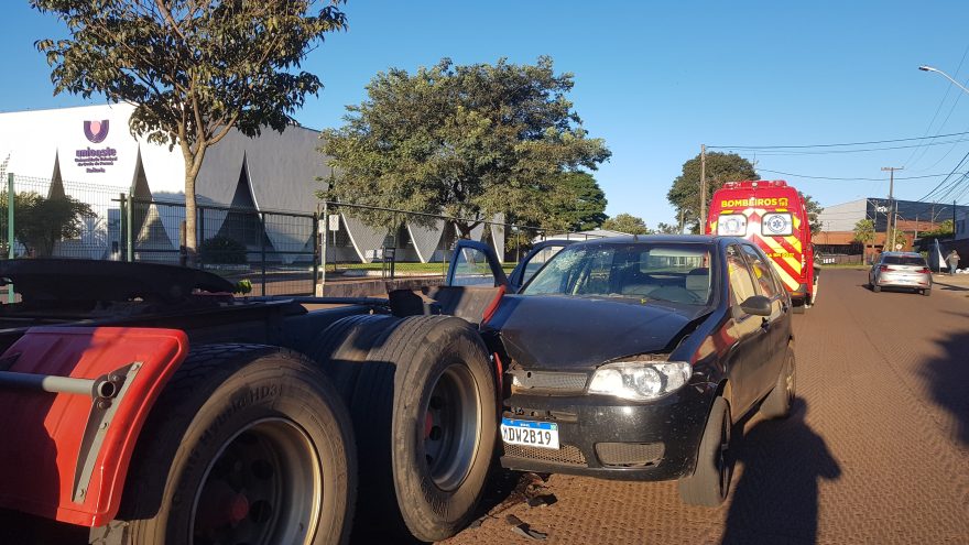 Carro bate na traseira de carreta em frente à Unioeste, em Cascavel