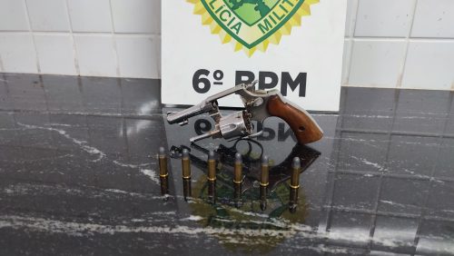 Empresário é detido após ameaçar caminhoneiro com arma de fogo; carreta estacionada seria o problema Imagem referente a Empresário é detido após ameaçar caminhoneiro com arma de fogo; carreta estacionada seria o problema