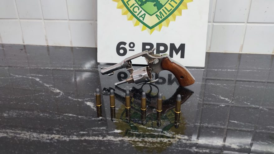 Empresário é detido após ameaçar caminhoneiro com arma de fogo; carreta estacionada seria o problema