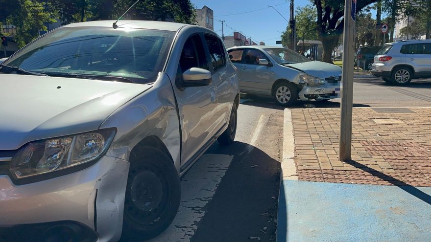 Corolla e Sandero se envolvem em acidente na Avenida Brasil