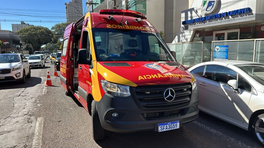 Mulher, de 31 anos, fica ferida após sofrer queda de moto na Rua Paraná