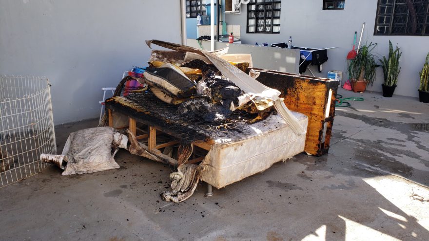 Cama e colchões ficam carbonizados após incêndio no Santa Cruz