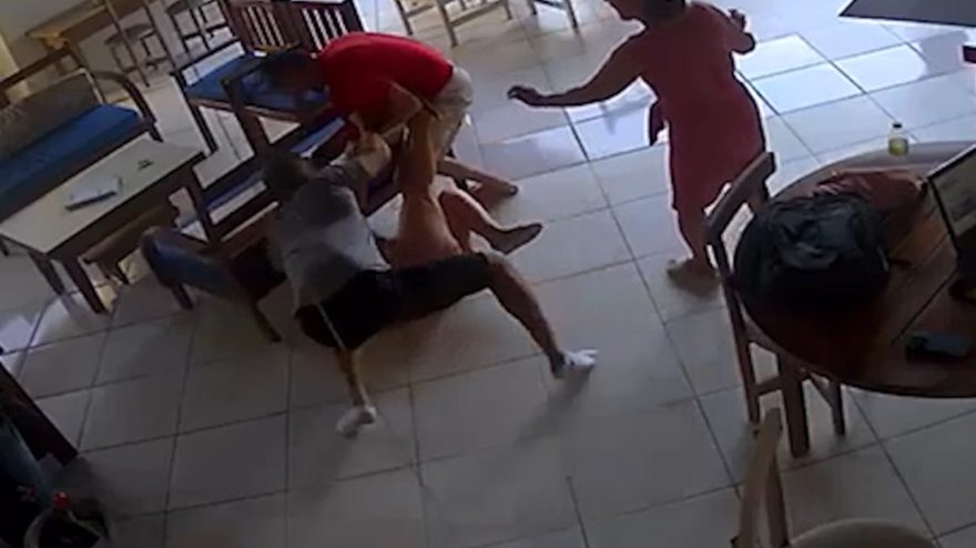 Mulher é brutalmente agredida a tapas e socos pelo sobrinho; veja vídeo