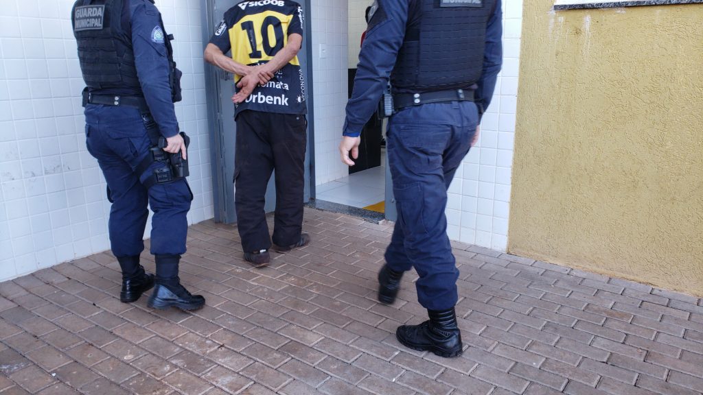 Homem é detido pela Guarda Municipal após agredir a esposa com pauladas