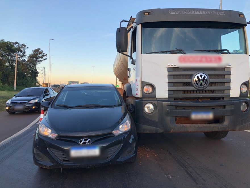 Caos na BR-277! Caminhão e carro se envolvem em acidente durante troca de faixas