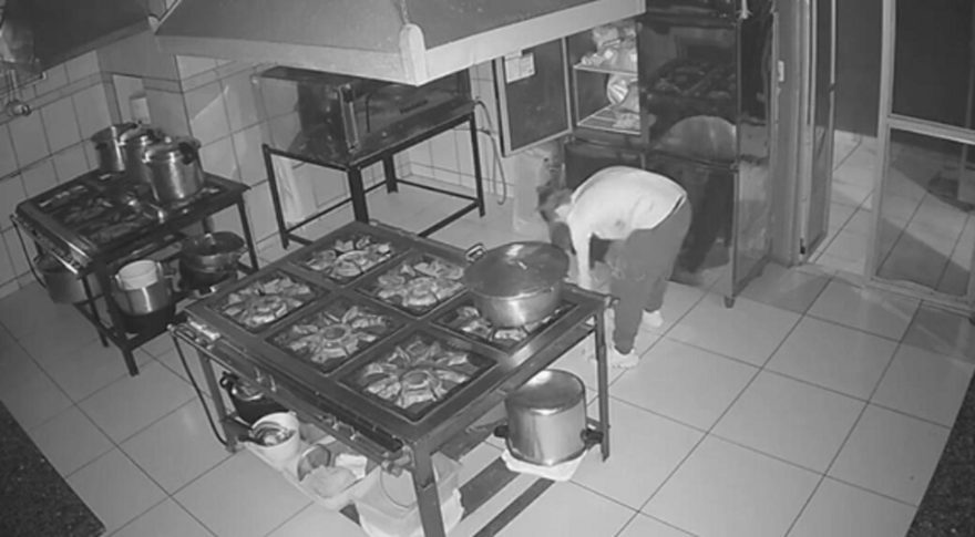 Câmera de segurança flagra assalto e lanche noturno de invasor em restaurante de Ponta Grossa