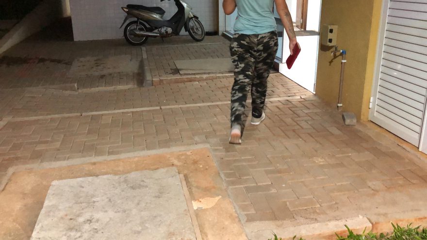Mulher vai à Delegacia após ex-namorada persegui-la com uma faca