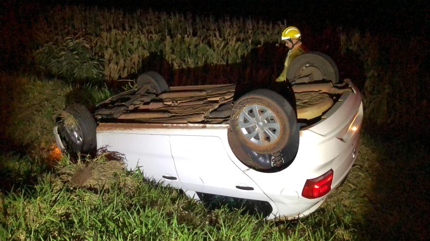 Motorista fica ferida em capotamento na PR-486