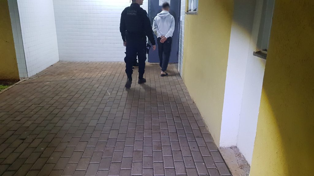 Homem com mandado de prisão por feminicídio tentado é detido pela GM