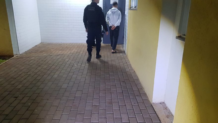 Homem com mandado de prisão por feminicídio tentado é detido pela GM