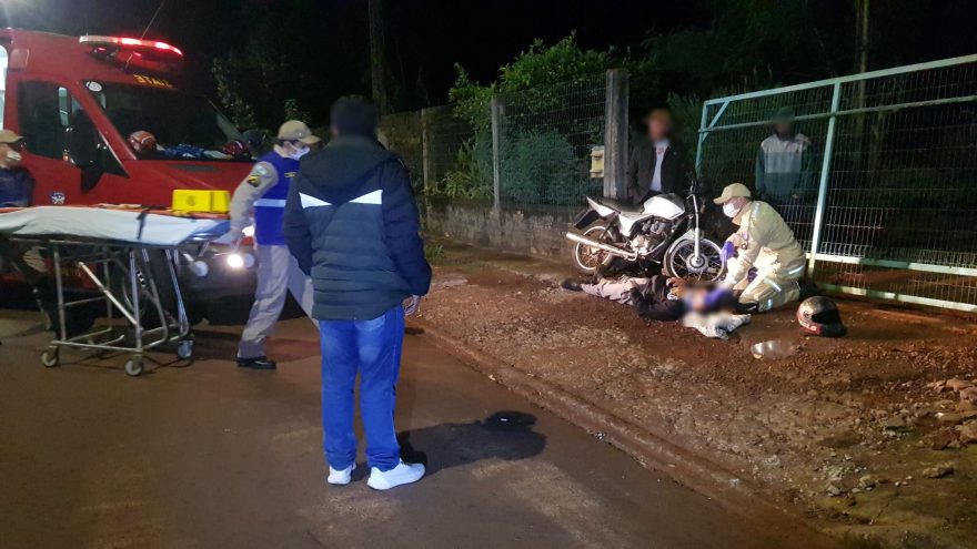 Jovem fica ferido após colidir motocicleta em portão de residência no bairro Morumbi