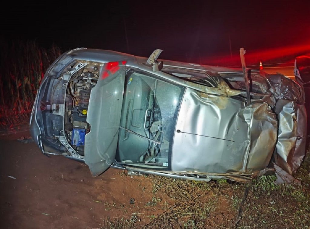 Homem morre e quatro ficam feridos após Logan capotar na PR-495 em Medianeira
