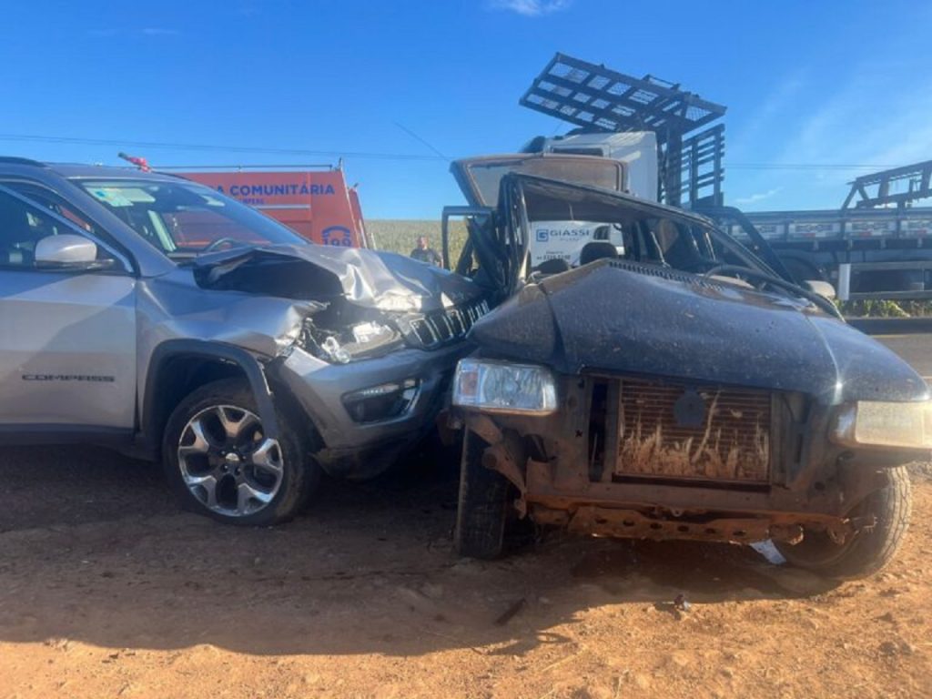 Colisão entre dois carros deixa uma pessoa ferida na PR-182 em Ampére