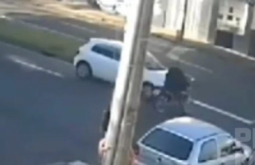 Deu ruim! Ladrão furta moto, avança preferencial e sofre acidente; veja o vídeo