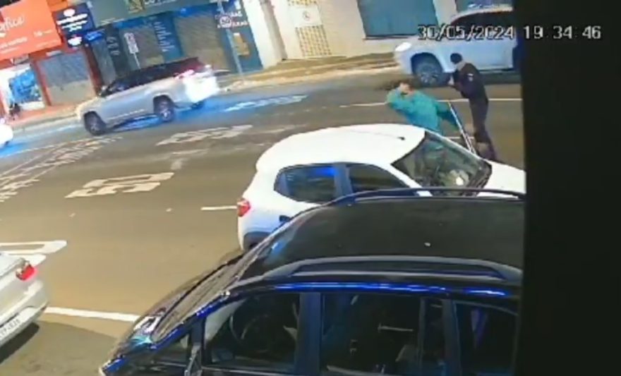 Gênio! Embriagado, motorista anda pela contramão e dá de cara com a GM