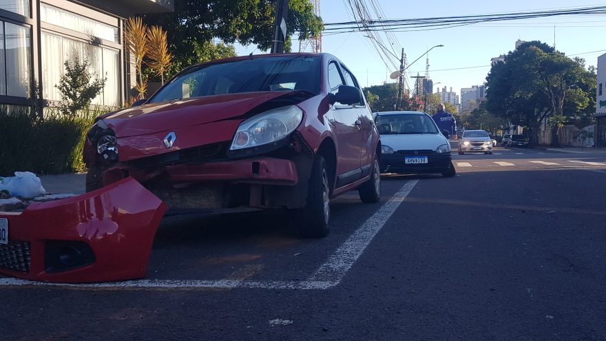 Corsa e Sandero se envolvem em colisão na esquina do Teatro de Cascavel